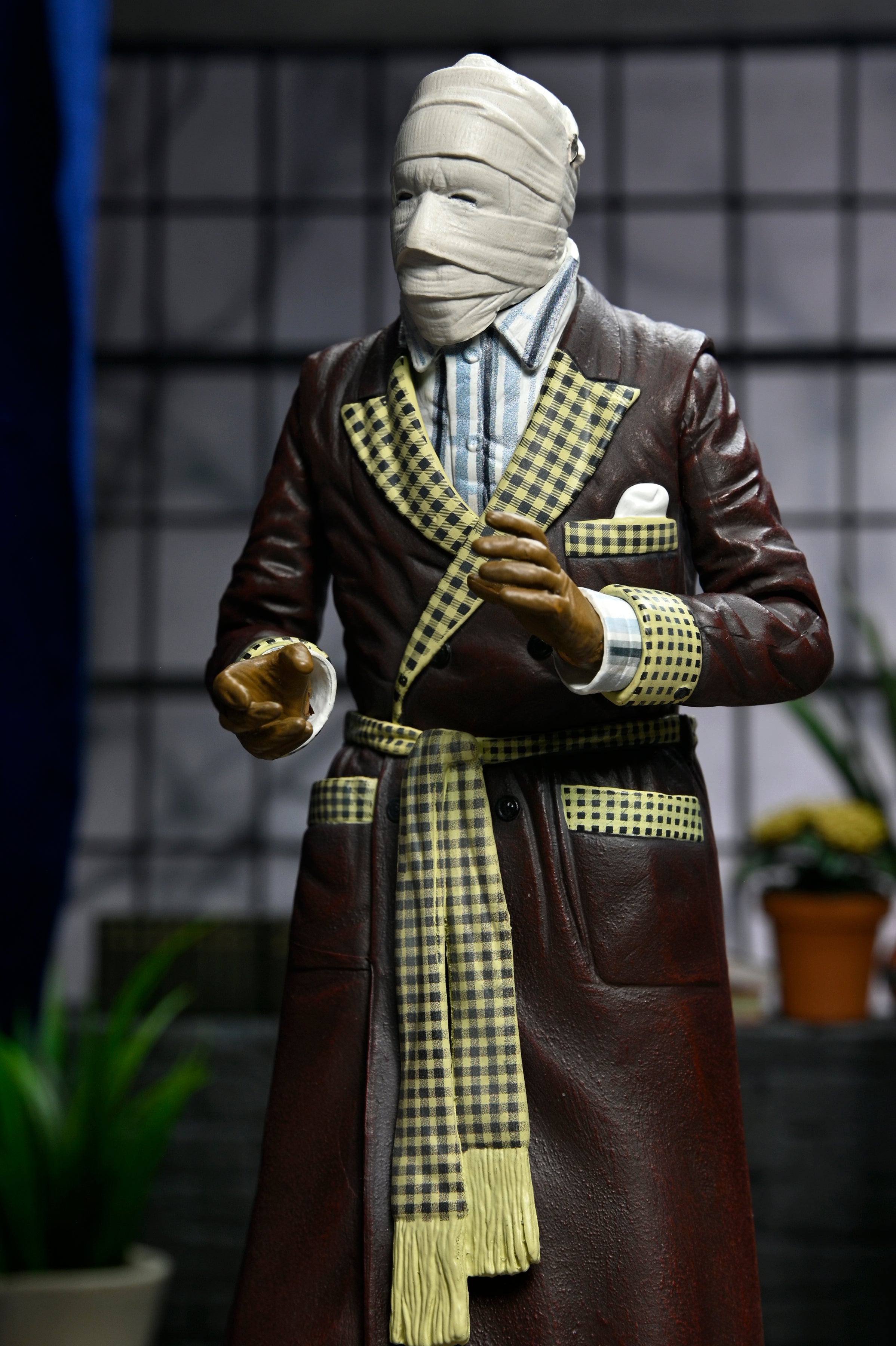 NECA Figura de Accion Ultimate: Universal Monsters -  El Hombre Invisible Kemp House 7 Pulgadas