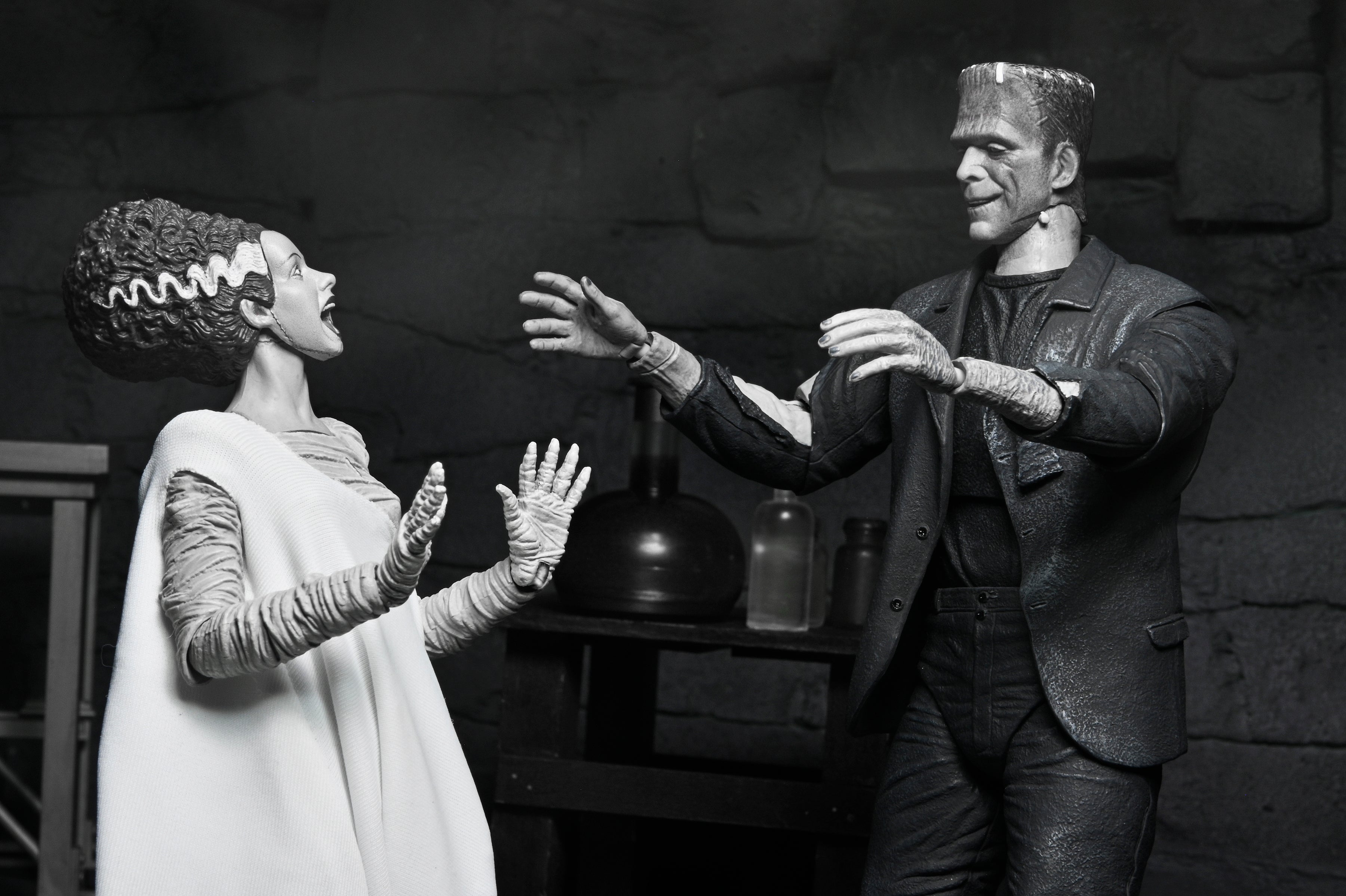 NECA Figura de Accion: Universal Monsters La Novia De Frankenstein -  Frankenstein Blanco y Negro 7 Pulgadas