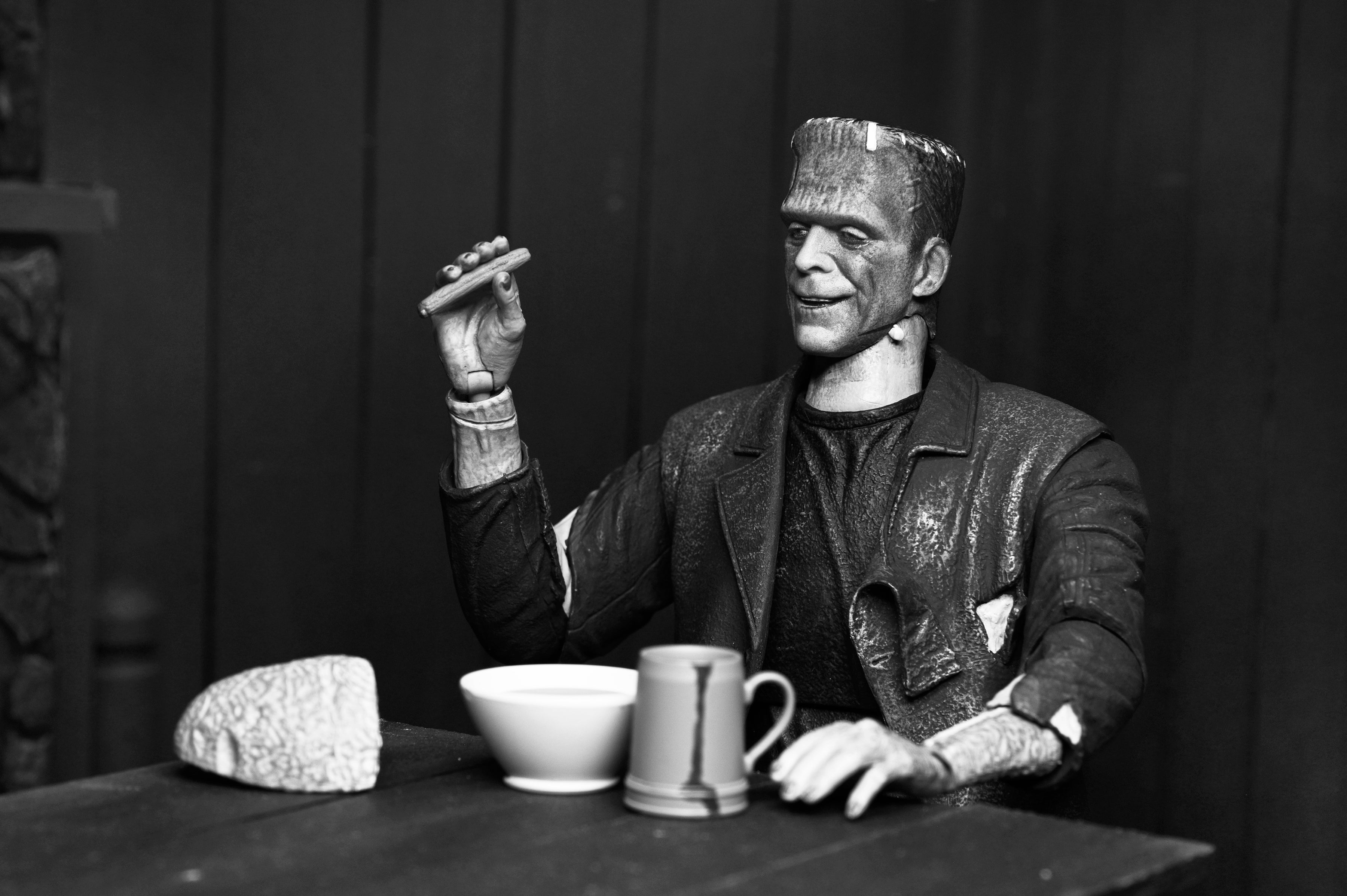 NECA Figura de Accion: Universal Monsters La Novia De Frankenstein -  Frankenstein Blanco y Negro 7 Pulgadas