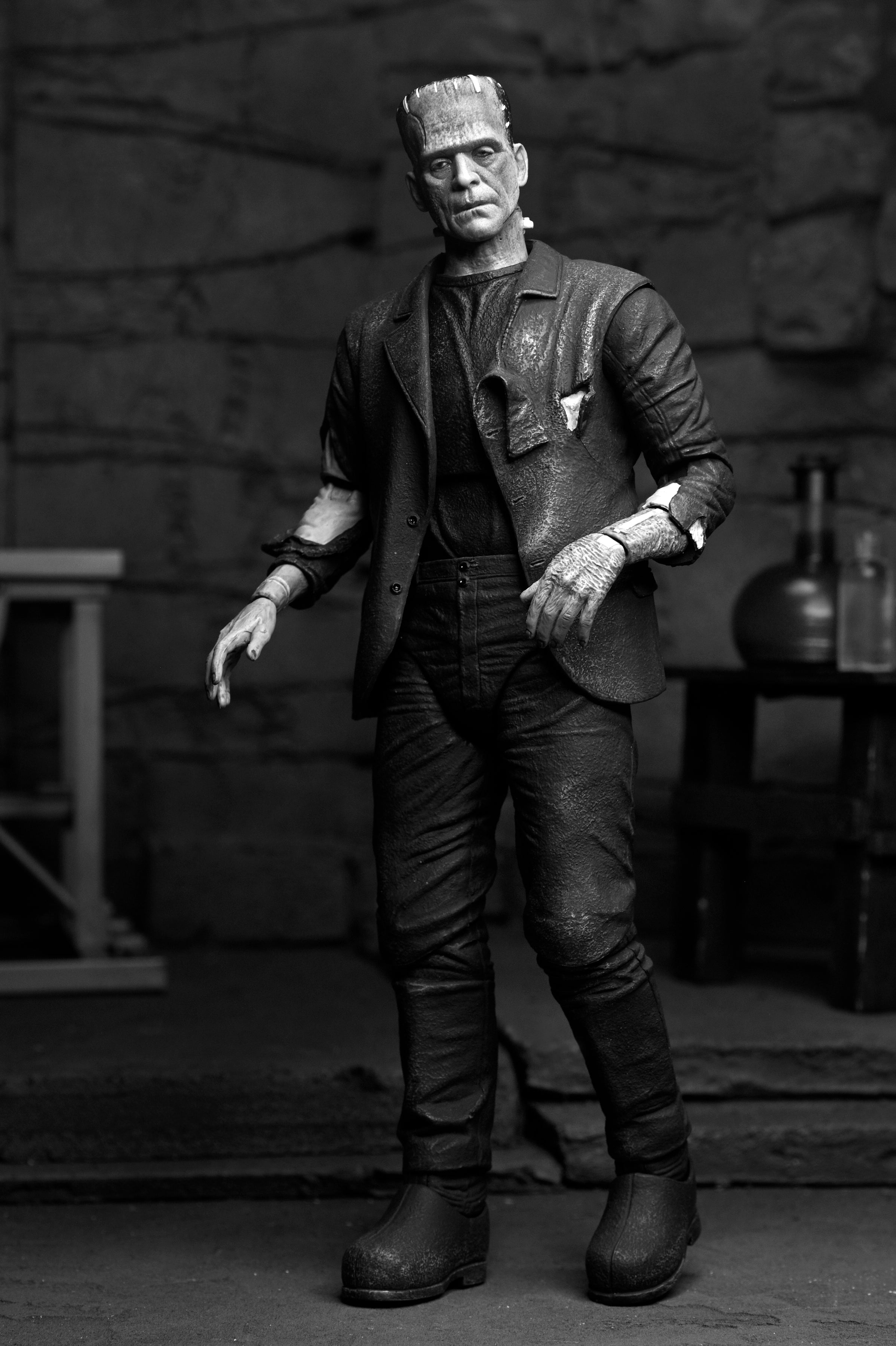 NECA Figura de Accion: Universal Monsters La Novia De Frankenstein -  Frankenstein Blanco y Negro 7 Pulgadas