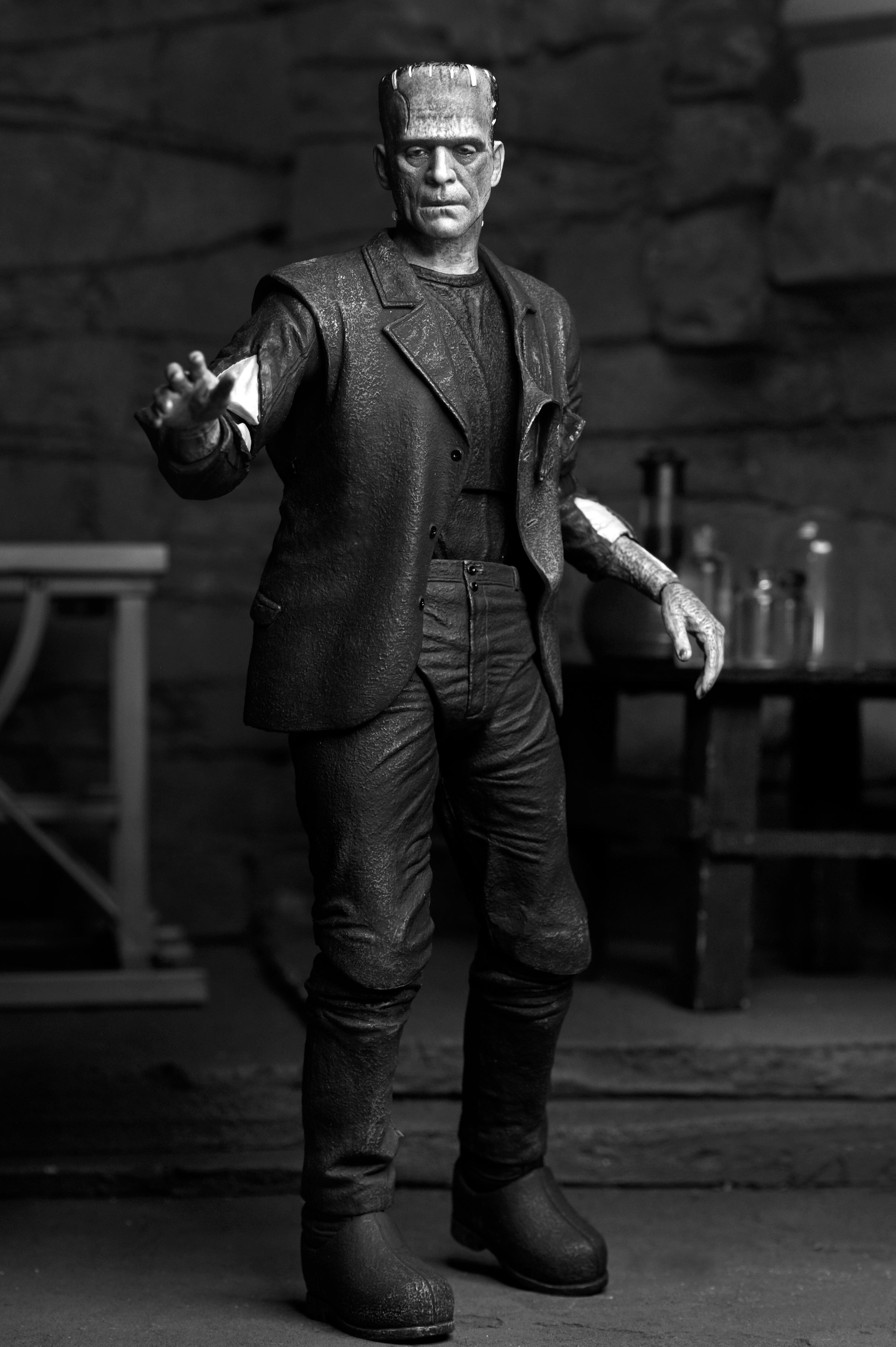 NECA Figura de Accion: Universal Monsters La Novia De Frankenstein -  Frankenstein Blanco y Negro 7 Pulgadas