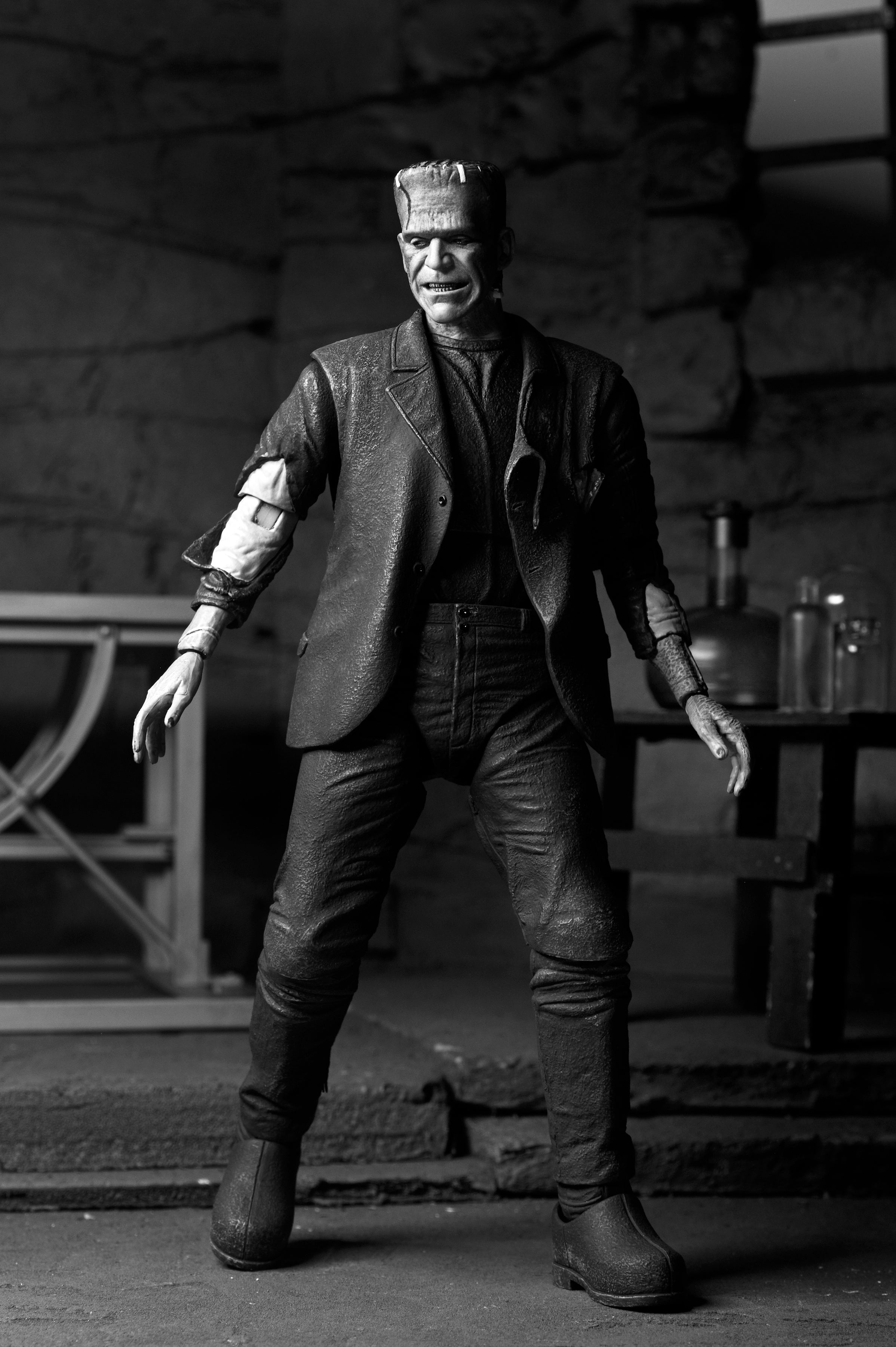 NECA Figura de Accion: Universal Monsters La Novia De Frankenstein -  Frankenstein Blanco y Negro 7 Pulgadas