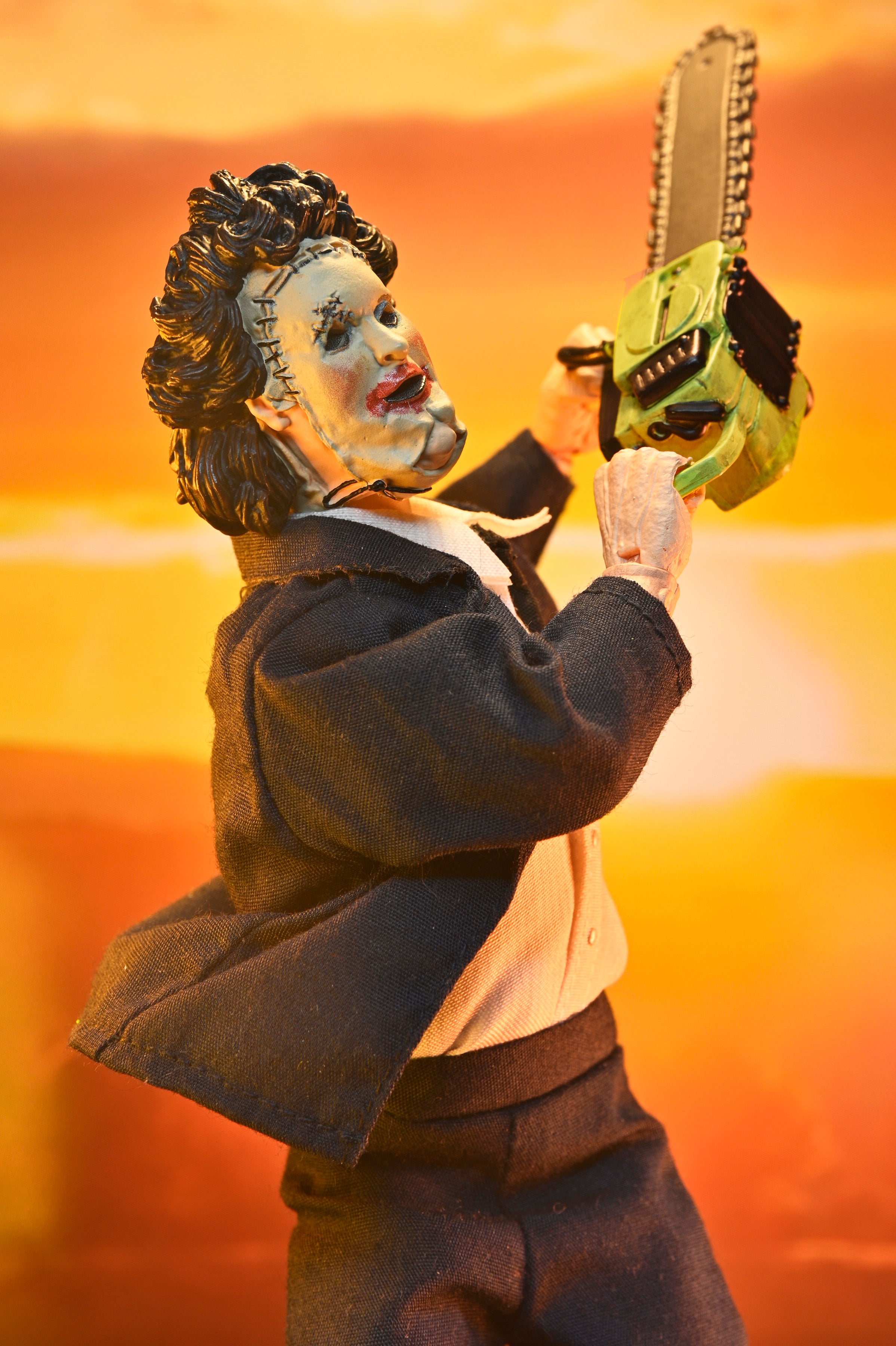 NECA Figura de Accion Vestida: La masacre de Texas 50 Aniversario - Leatherface con Mascara de Mujer 8 Pulgadas