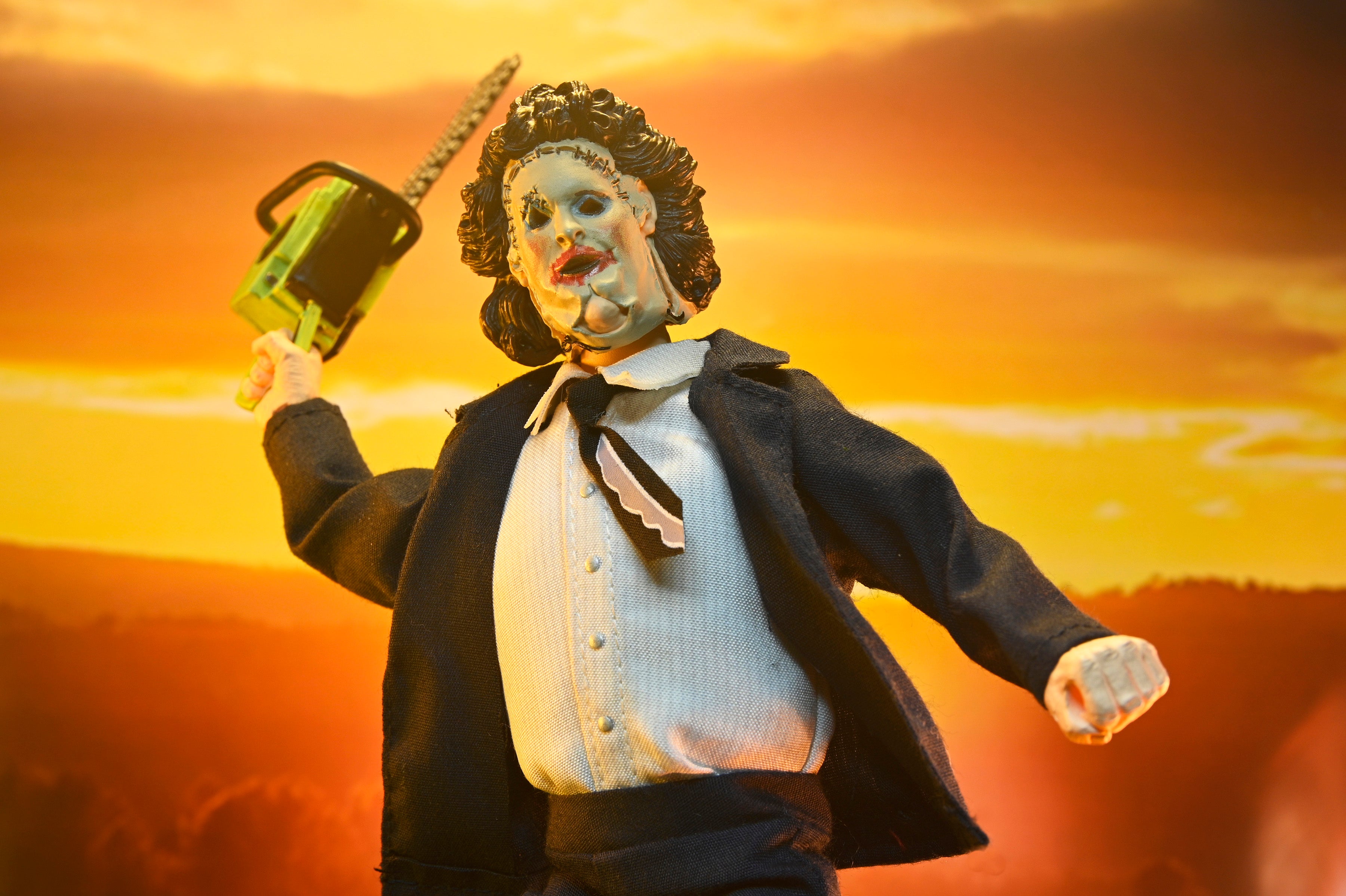 NECA Figura de Accion Vestida: La masacre de Texas 50 Aniversario - Leatherface con Mascara de Mujer 8 Pulgadas