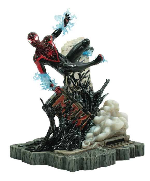 Diamond Select Toys Statue Diorama Gallery Deluxe: Marvel Gamarverse - Miles Morales 10 Pulgadas