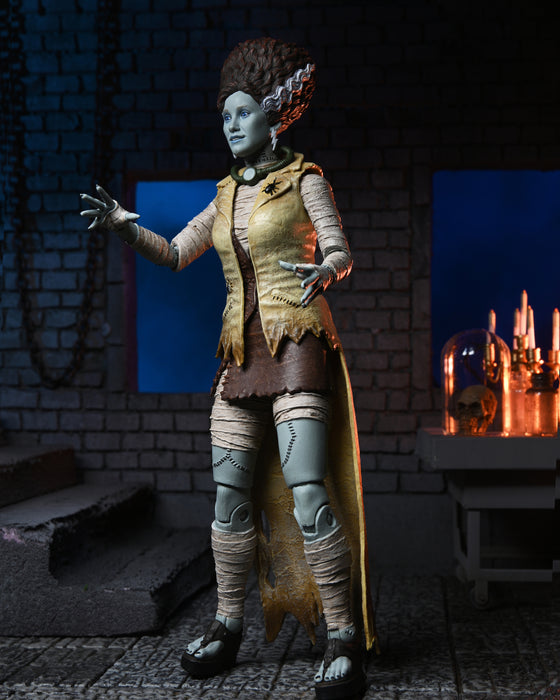 Neca Figura de Accion Ultimate: Universal Monsters x TMNT - Abril como La Novia de Frankenstein 7 Pulgadas