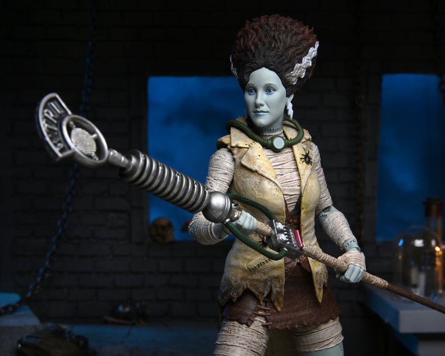 Neca Figura de Accion Ultimate: Universal Monsters x TMNT - Abril como La Novia de Frankenstein 7 Pulgadas